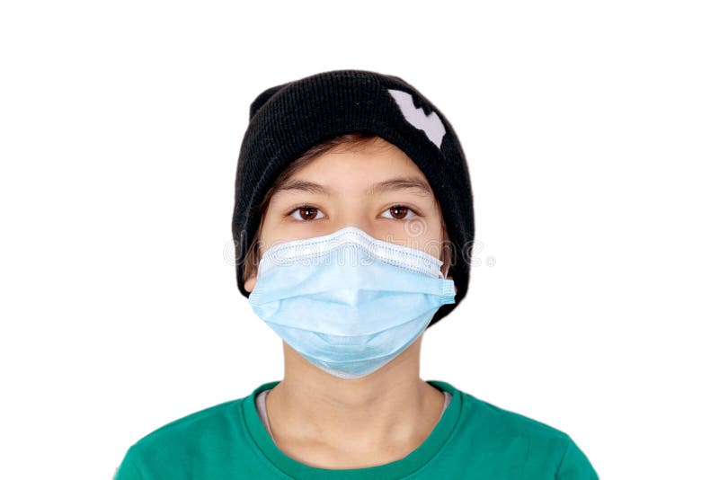 Closeudo de l'adolescent caucasien avec masque visage regarder dans la caméra. personnes attentives avec protection sur la bouche images stock
