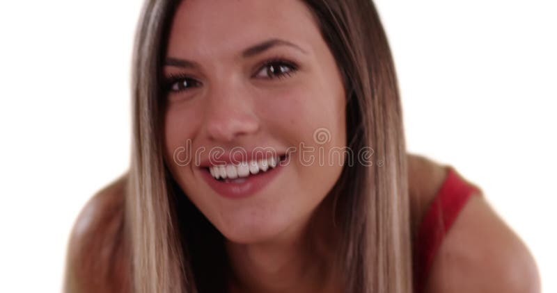Closeudo de mignonne fille millénaire baisant à la caméra sur l'espace de copie blanche banque de vidéos