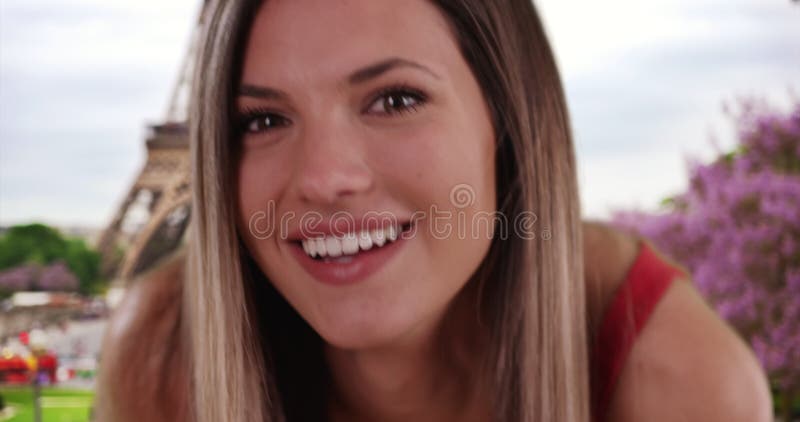 Closeudo de mignonne jeune fille du millénaire baisant devant la caméra par eiffel tower banque de vidéos