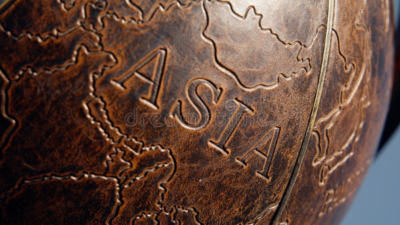 Closeup Asie continent illustré sur la surface d'un globe en cuir. Partie continentale banque de vidéos