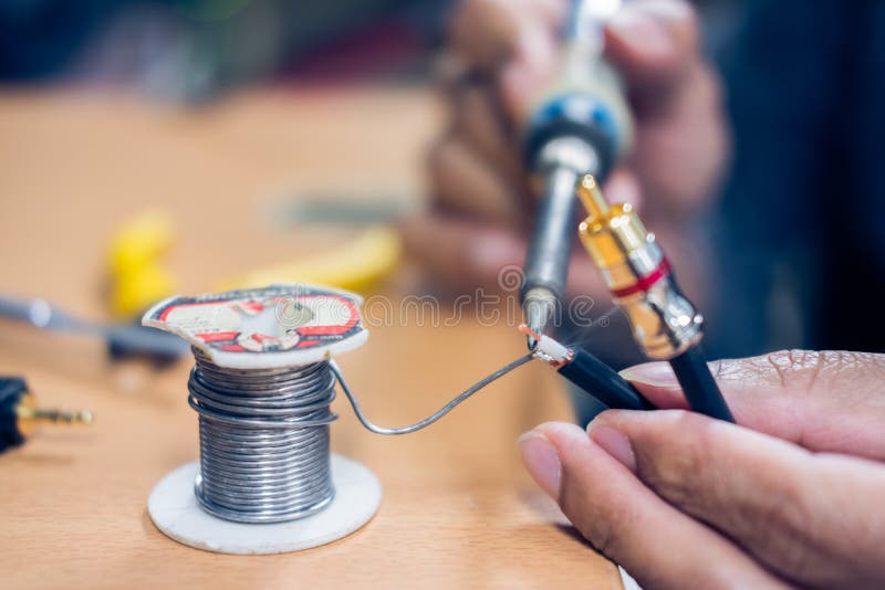 Closeup av att löda RCA kabel arkivfoton