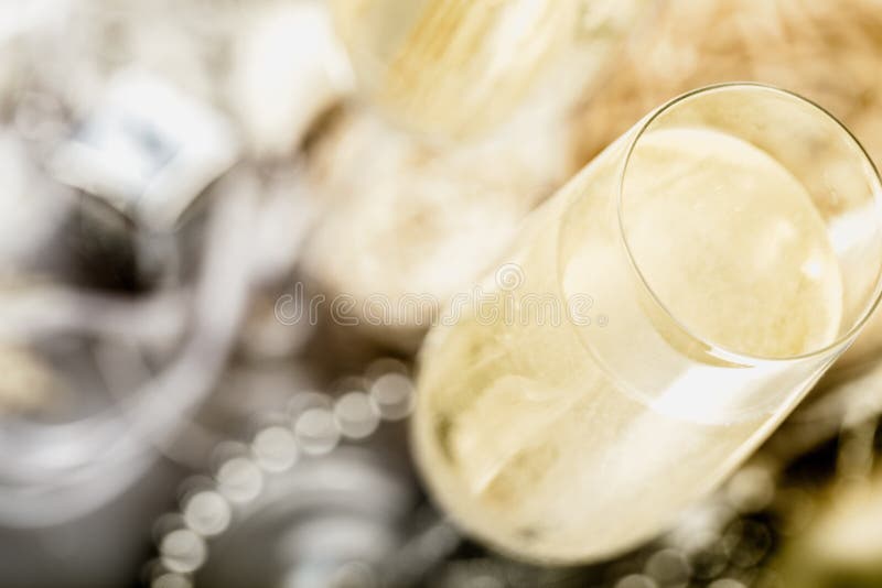 Closeup av den stilfulla champagneflöjten som fylls med royaltyfri bild Closeup av den stilfulla champagneflöjten som fylls med royaltyfri bild