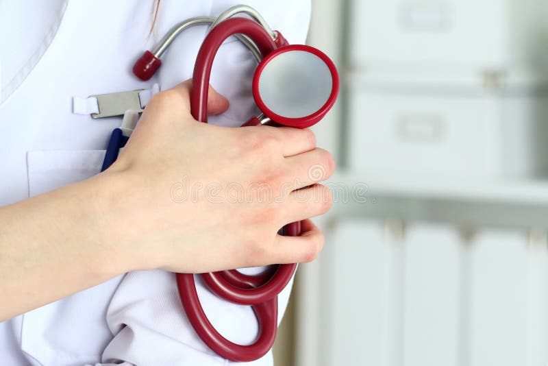 Closeup av det kvinnliga anseendet för medicintherapeutistdoktor med händer royaltyfria bilder Closeup av det kvinnliga anseendet för medicintherapeutistdoktor med händer royaltyfria bilder
