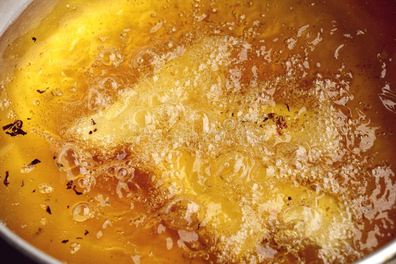 Closeup av kokande olja för varm bubblande i en djup stekpanna royaltyfria bilder Closeup av kokande olja för varm bubblande i en djup stekpanna royaltyfria bilder