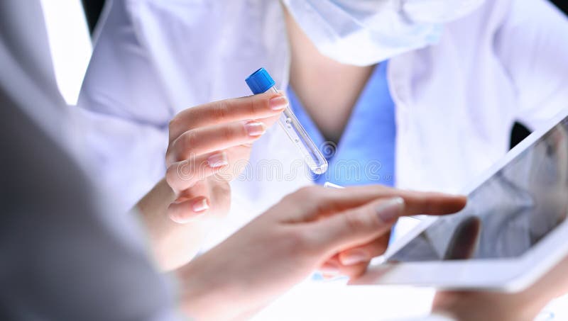Closeup av laget för vetenskaplig forskning med den klara lösningen i laboratorium Den blonda kvinnliga kemisten rymmer provröret royaltyfria bilder Closeup av laget för vetenskaplig forskning med den klara lösningen i laboratorium Den blonda kvinnliga kemisten rymmer provröret royaltyfria bilder