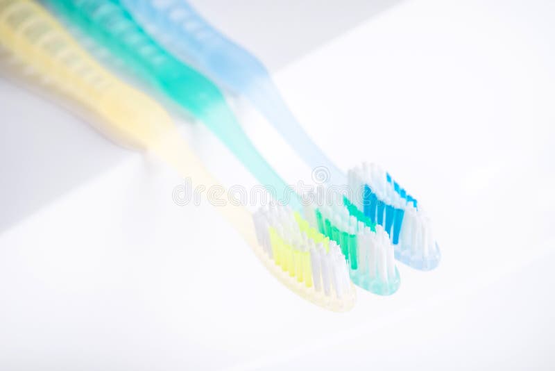 Closeup av tandborsten p? en vit vask