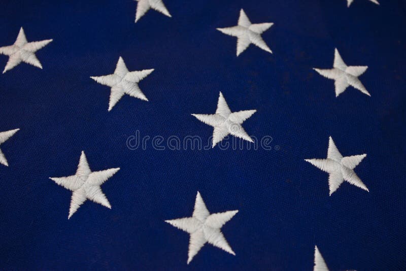 Closeup av vita stjärnor på blå bakgrund av amerikanska flaggan royaltyfri bild Closeup av vita stjärnor på blå bakgrund av amerikanska flaggan royaltyfri bild