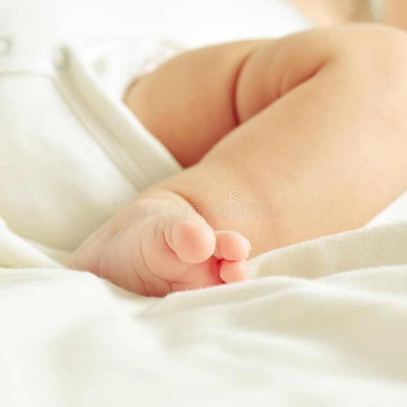 Dettagliato da gamba da un bambino quale è un dormire.