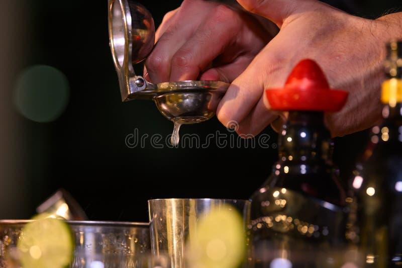 https://thumbs.dreamstime.com/b/closeup-bartender-hand-preparing-fresh-juice-cocktail-drinking-wine-glass-ice-night-bar-clubbing-counter-occupation-158991007.jpg