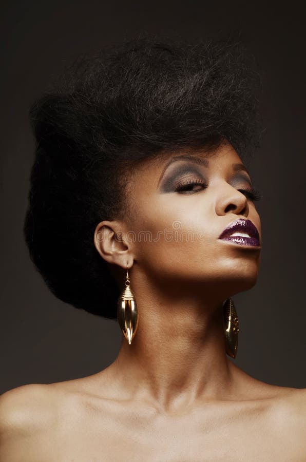 Bold African American woman with a fierce hairstyle and makeup royalty free stock photos Bold African American woman with a fierce hairstyle and makeup royalty free stock photos