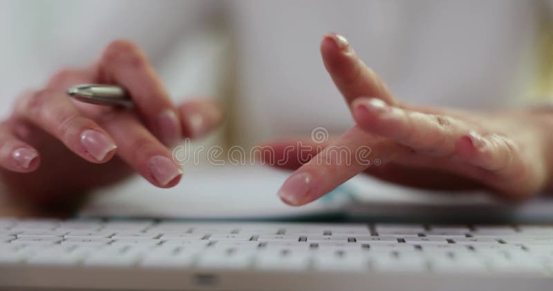 Femeile care încheie activități de afaceri tastând mâini pe tastatura calculatoarelor pentru a utiliza internetul stock video footage