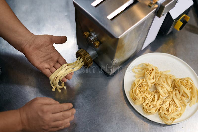 https://thumbs.dreamstime.com/b/closeup-chef-using-pasta-maker-restaurant-kitchen-closeup-chef-using-pasta-maker-restaurant-kitchen-handmade-noodles-270849783.jpg