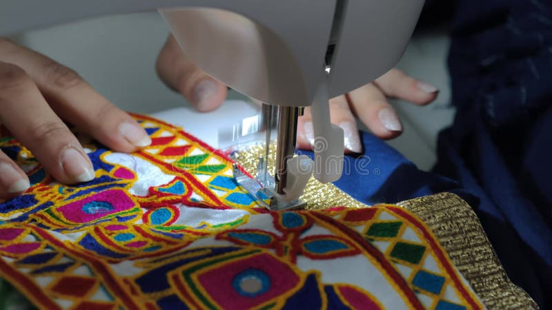 Closeup de broderie traditionnelle cousue avec machine à coudre banque de vidéos