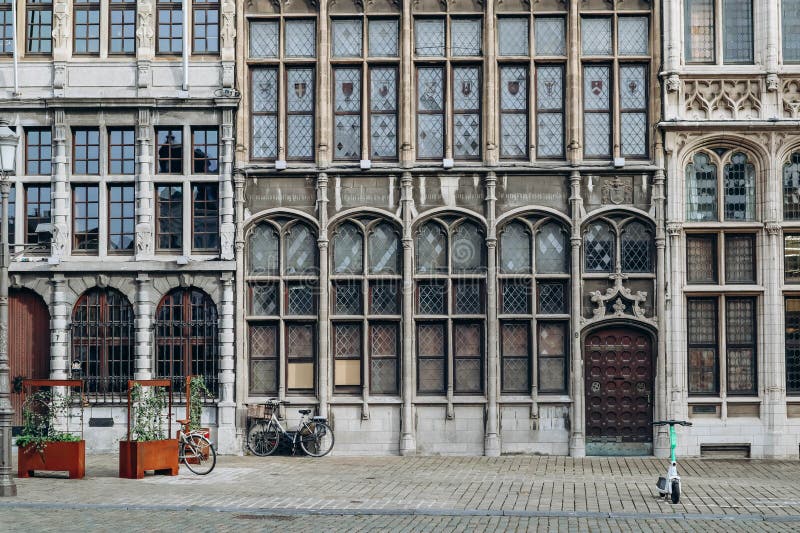 Closeup de façades dans la place centrale d'anvers le marché de grote photo stock