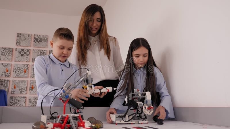 Closeup de groupe d'enfants jouant avec des robots assemblés à partir de pièces en plastique clips vidéos