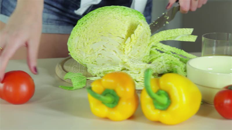 Closeup de légumes vivants coupés pour un délicieux dîner banque de vidéos