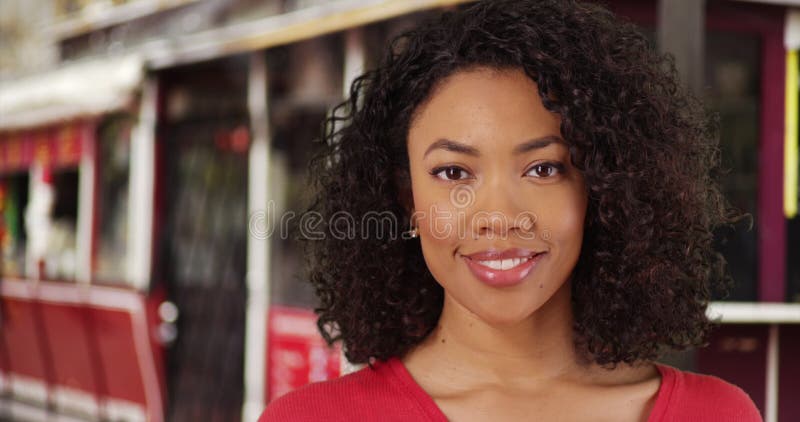 Closeup de mignonne femelle noire souriant dans un cadre extérieur par jour ensoleillé clair banque de vidéos