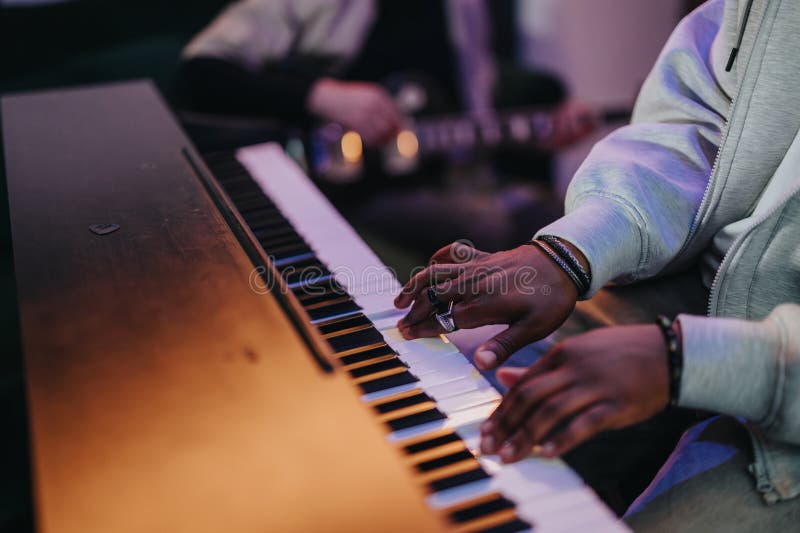 Closeup de musicien jouant du piano lors d'une séance de confiture occasionnelle photographie stock