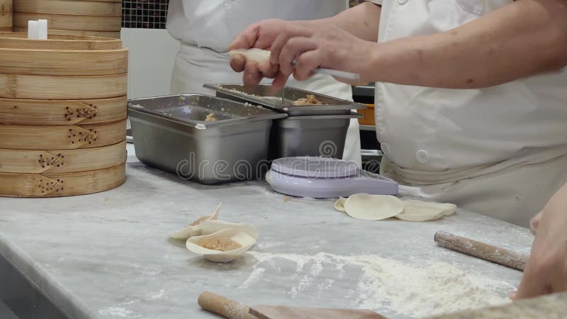 Closeup de vue du chef faisant xiao long bao en cuisine banque de vidéos