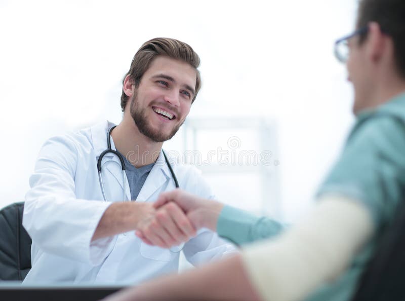 Doctor welcoming a patient in his studio royalty free stock photography Doctor welcoming a patient in his studio royalty free stock photography