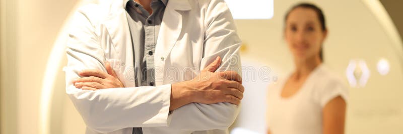 Closeup du médecin debout closeup et du patient floue et scanner ct en arrière-plan. photos stock