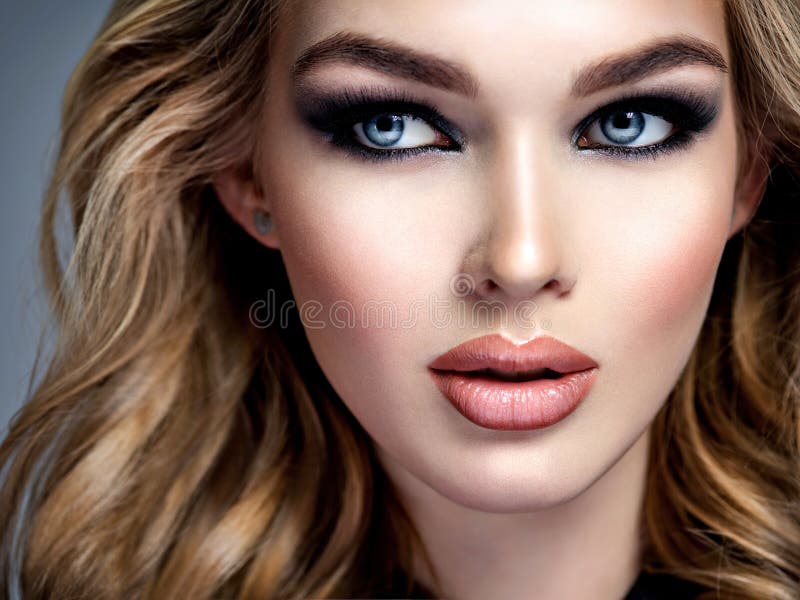 Tilskynde Midler falskhed Beautiful Girl with Makeup in Style Smoky Eye Stock Image - Image of adult,  beauty: 126453963