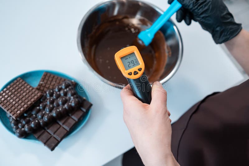https://thumbs.dreamstime.com/b/closeup-female-measuring-temperature-melted-chocolate-pyrometer-close-up-woman-cooking-homemade-sweets-bars-208755341.jpg