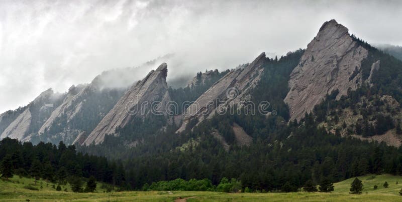 Búrkové mraky nad Železo skalné útvary, časť Rocky Mountain podhorí len mimo Boulder, Colorado.