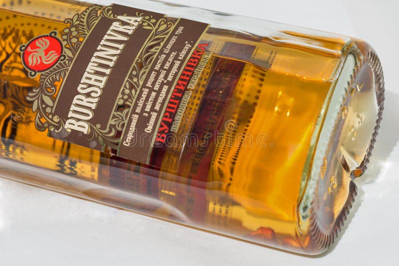 Closeup för Burshtinivka ukrainsk vodkaflaska royaltyfri fotografi Closeup för Burshtinivka ukrainsk vodkaflaska royaltyfri fotografi