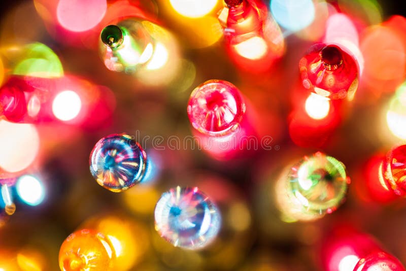 Closeup för julgranljuskulor på färgrik bokeh royaltyfria bilder Closeup för julgranljuskulor på färgrik bokeh royaltyfria bilder