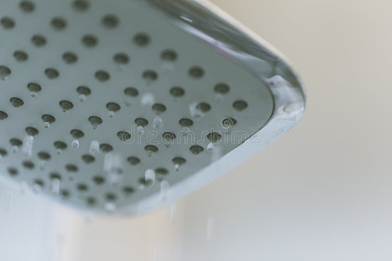 Closeup för problem för lågvattentryck på duschhuvudet royaltyfria foton Closeup för problem för lågvattentryck på duschhuvudet royaltyfria foton