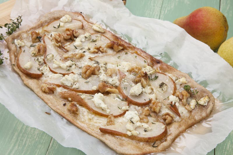 Home Made Pear, Goat Cheese & Walnut Flatbread stock photography Home Made Pear, Goat Cheese & Walnut Flatbread stock photography