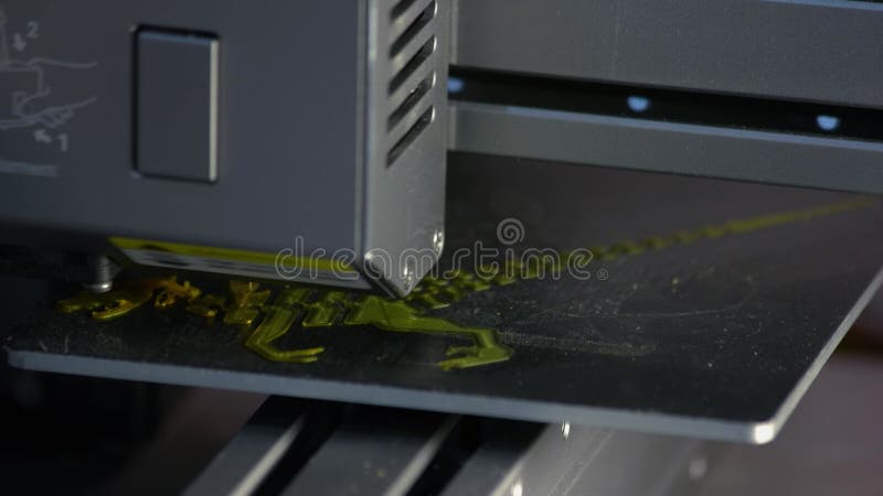 Closeup imprimante 3d moderne dessin d'un dinosaure. banque de vidéos