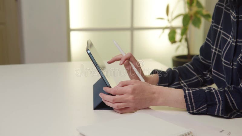 Closeup jeune femme naviguant sur tablette numérique avec ses doigts dans le bureau moderne. clips vidéos