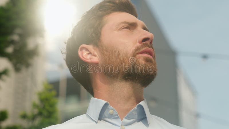 Closeup middleage 40s employeur homme entrepreneur d'investissement adulte caucasien barbu homme d'affaires homme d'affaires clips vidéos