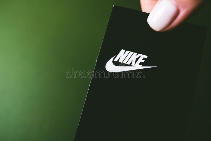 Hãy khám phá hình ảnh logo Nike nổi tiếng thế giới, biểu tượng cho sự đổi mới, năng động và thể thao. Nhấn vào để cảm nhận sức mạnh và đẳng cấp của thương hiệu này.