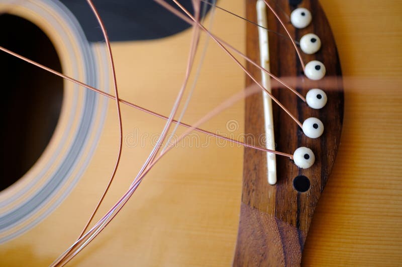 Closeup partie en bois de l'instrument changeant des cordes sur cordes de guitare acoustique pendant librement réglage de la guita photo stock
