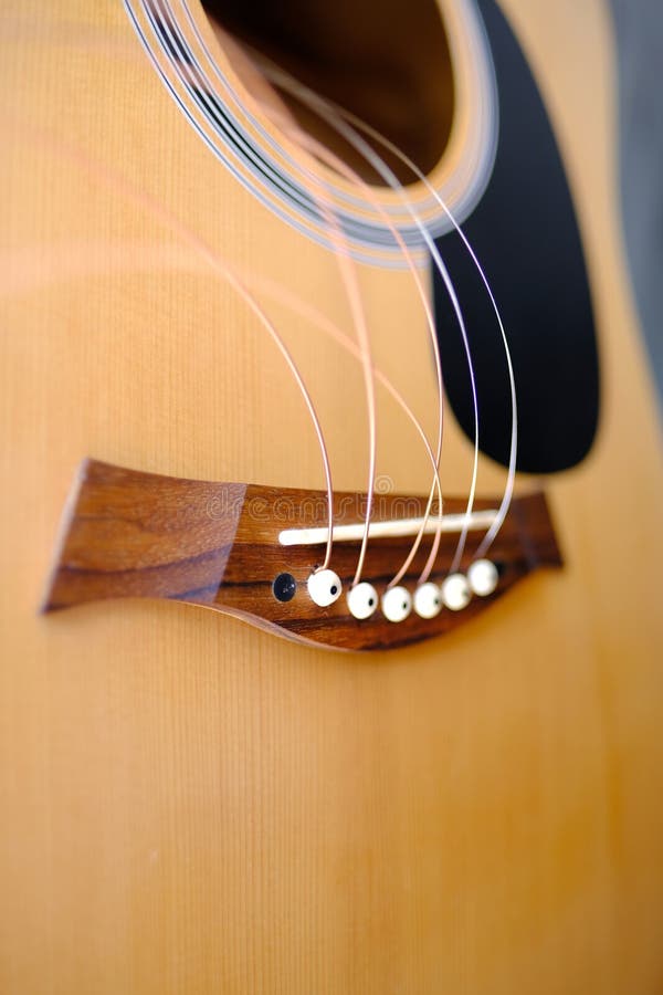 Closeup partie en bois de l'instrument changeant des cordes sur cordes de guitare acoustique pendant librement réglage de la guita images libres de droits