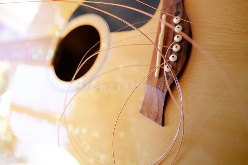Closeup partie en bois de l'instrument changeant des cordes sur cordes de guitare acoustique pendant librement réglage de la guita images stock