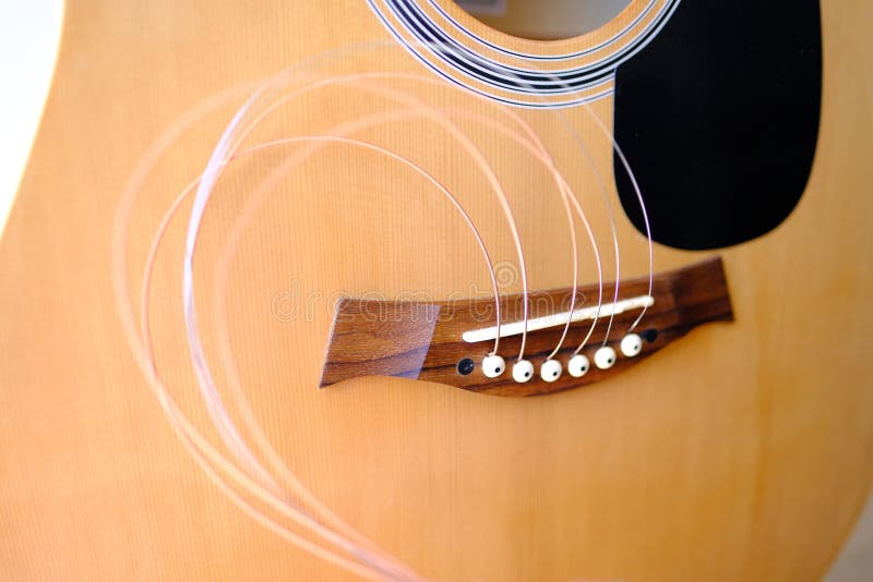Closeup partie en bois de l'instrument changeant des cordes sur cordes de guitare acoustique pendant librement réglage de la guita photos stock