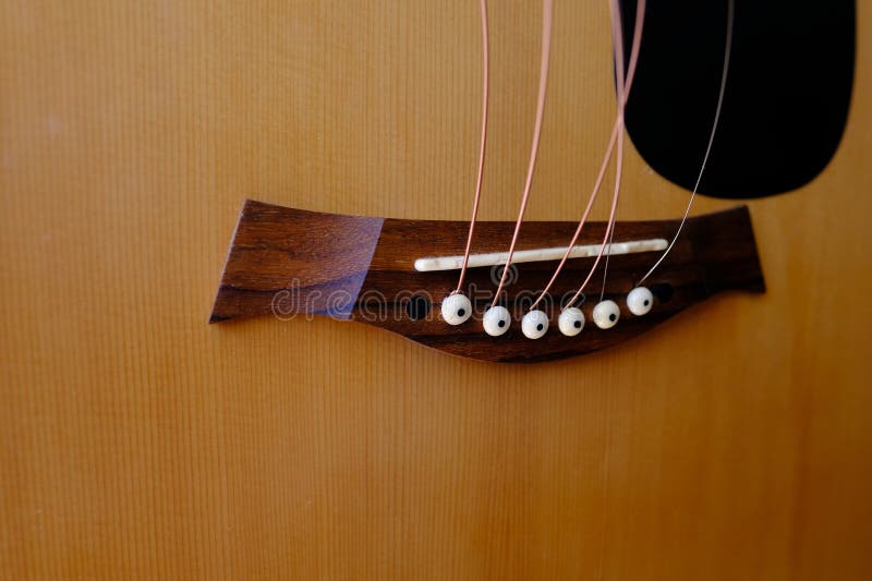 Closeup partie en bois de l'instrument changeant des cordes sur cordes de guitare acoustique pendant librement réglage de la guita photos libres de droits