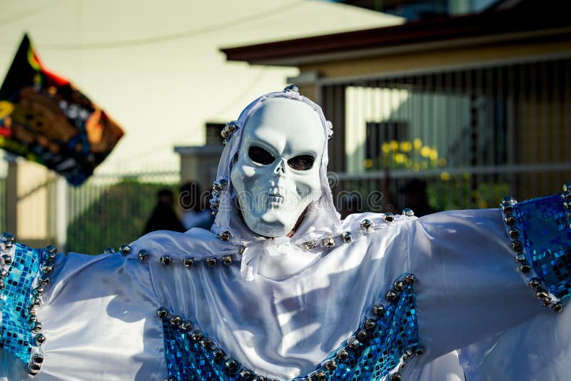 Closeup-person i läskvit skelettstumma för foto på dominikan karneval arkivfoto