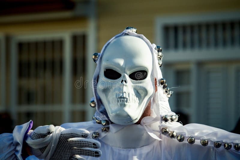 Closeup-person i vit skelettmask som foto vid dominikan karneval royaltyfri foto