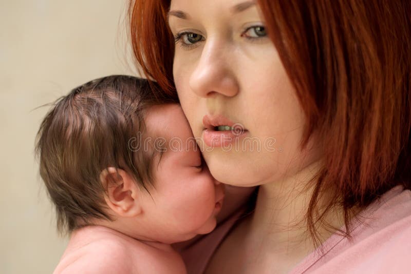 Closeup portret van moeder met ongerust gezicht dat pasgeboren baby-dochter omarmt. postnatale depressie