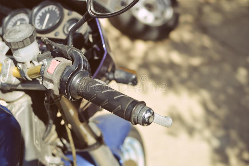 Closeup på styret av en motorcykel arkivbild Closeup på styret av en motorcykel arkivbild