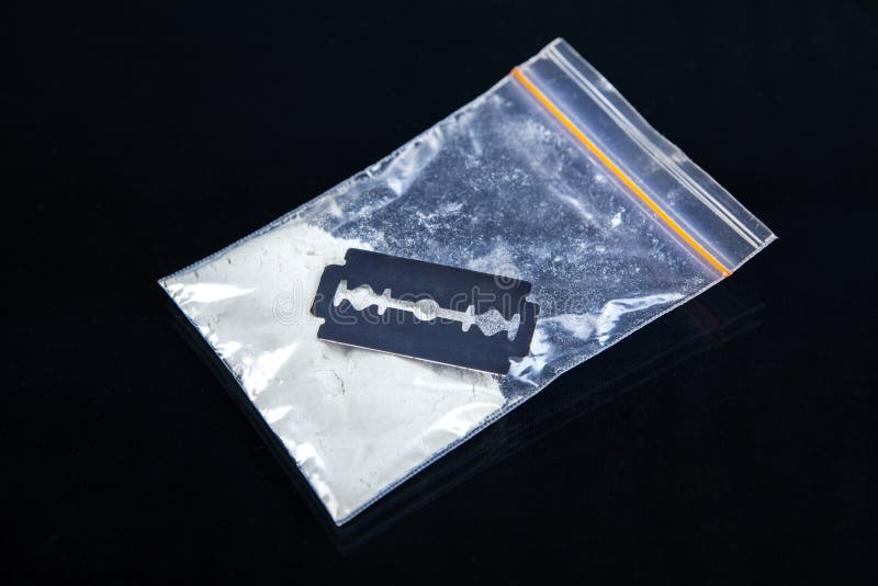 closeup-razor-blade-cocaine-38407660.jpg