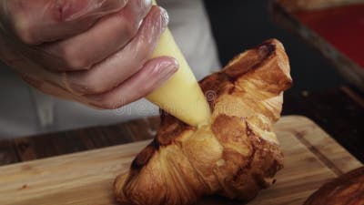 Closeup Schießen Ein Männlicher Konditor Füllt Ein Croissant Mit Creme Füllung  Mit Einem Gebäck Spritze Stock Video - Video von hintergrund, nachtisch:  225659967