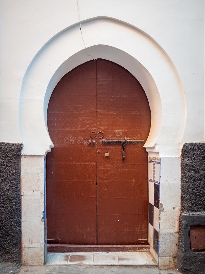 Closeup shot of a door of an ancient traditional Arabian architecture royalty free stock photos