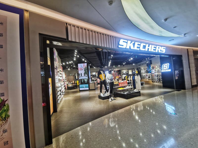 what time does the skechers store close