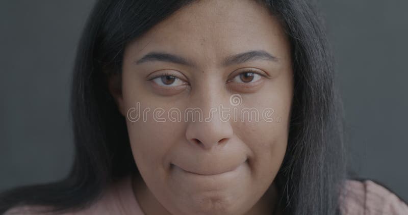 Closeup slow motion portrait d'une jeune femme triste regardant l'appareil photo sentiment misérable banque de vidéos